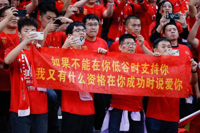 聚焦国家德比：本泽马与莱万的巅峰对决